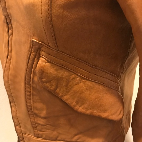 Gently used leather jacket. - Picture 4 of 9
